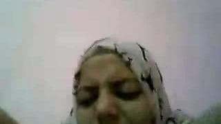 Una donna tunisina si sveste in webcam