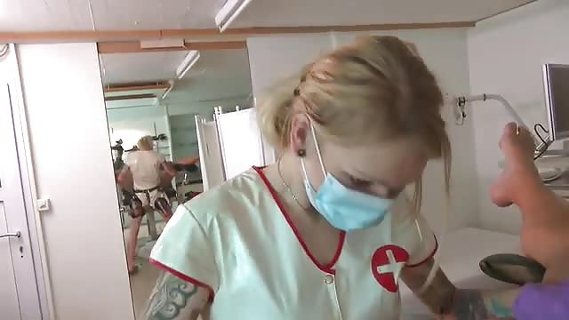 Un ragazzo si fa inculare dall'infermiera con lo strapon