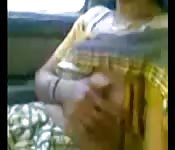 Una indiana tira fuori le tette in pubblico