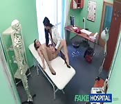 La dottoressa lesbica si fa la paziente