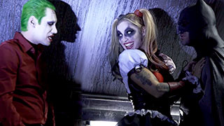 Harley Quinn sbattuta da Batman e Joker a Gotham City