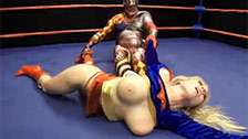 Incontro di wrestling per Christie Stevens vestita da Superwoman