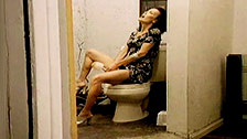Nancy Vee si scopa il culo con lo sturalavandini in un bagno pubblico