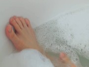 Giovane ragazza si masturba in vasca da bagno!da vedere!