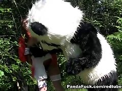 Bella ragazza è stata sognare di andare nella foresta e di aver fatto sesso con un enorme panda giocattolo
