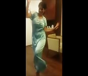 Una moglie indiana tradizionale che balla
