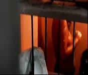 Riprese clandestine di una donna indiana sotto la doccia