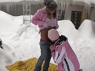 Ragazze arrapate lesbiche sulla neve