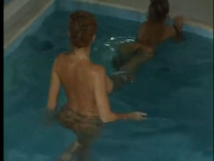 Milly D'Abbraccio in sesso con Milly in piscina